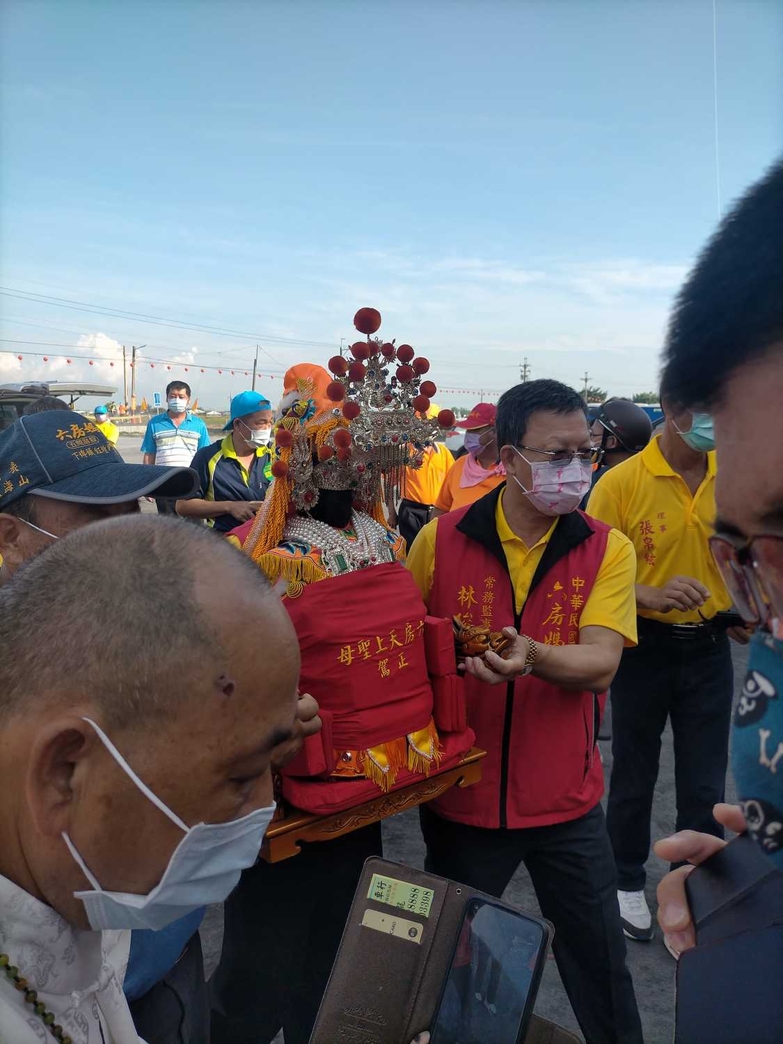 雖已事先呼籲民眾不要前往觀看移駕儀式，但仍然有許多民眾群聚。 圖：翻攝自六房天上聖母過爐