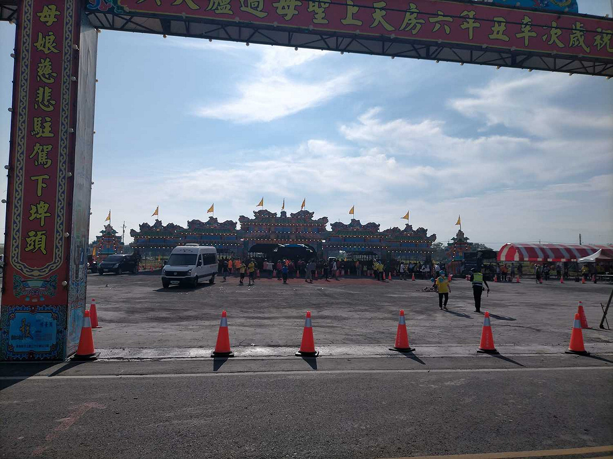 相片中可清楚看見雲林六房媽移駕現場已超過禁止戶外10人群聚之規定。 圖：翻攝自六房天上聖母過爐