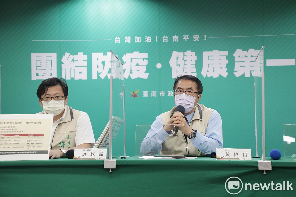 台南市長黃偉哲表示，個案足跡地點(包括大潤發台南店、仁聖大帝廟壇)皆已完成清消，並呼籲非公告篩檢對象勿急著前往篩檢，以保住地方醫療量能。 圖：黃博郎／攝