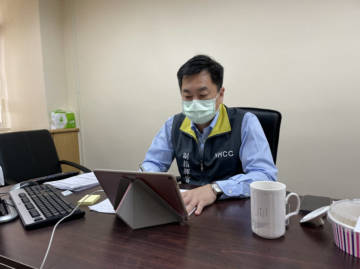 內政部次長兼指揮中心副指揮官陳宗彥今（23）日與全國各縣市警察局長、消防局長視訊連線，感謝警消同仁堅守崗位，站在第1線齊心抗疫。 圖：內政部提供