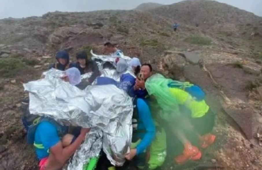 「黃河石林山地馬拉松百公里越野賽」遭遇極端天氣，造成21死慘況。 圖：翻攝微博