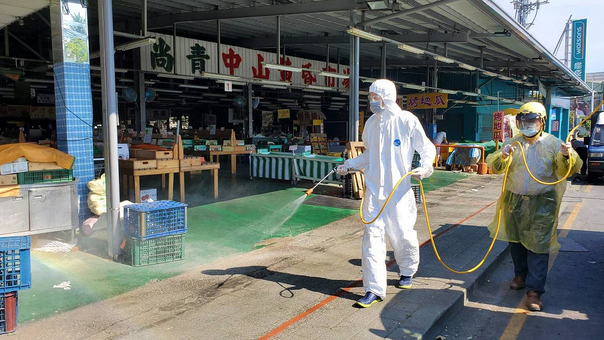 屏東縣新增8例確診，一家四口確診、最小一歲，潮州鎮今（24）日大消毒，屏東縣餐飲業全面禁止內用。 圖：翻攝屏東縣政府官網