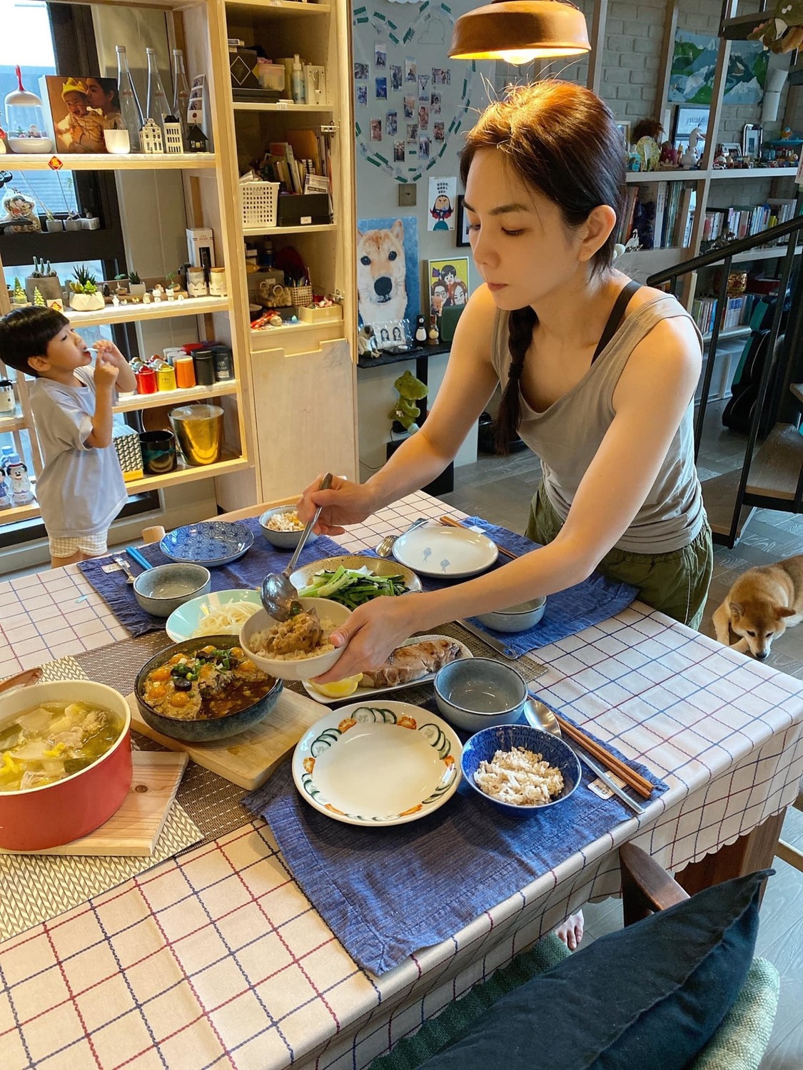 Ella在文中也同時貼出了一桌豐盛的好菜。 圖：翻攝自Ella FB