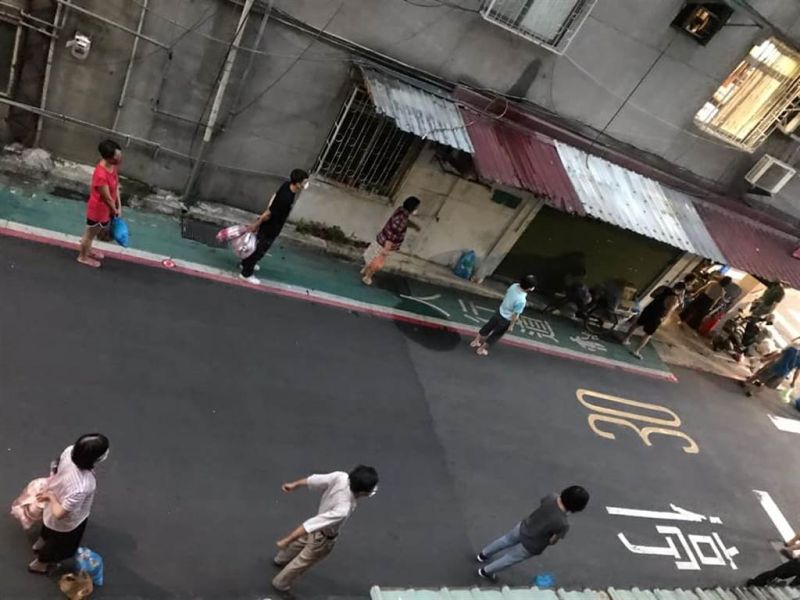 網友分享去倒垃圾時，發現大家有條理的戴口罩排隊，引發熱議。 圖/我是景美人