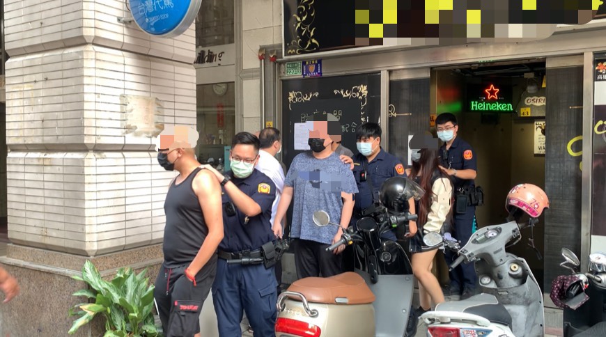 新興分局中正三路派出所查獲8人在酒吧聚賭。 圖：高市警新興分局/提供