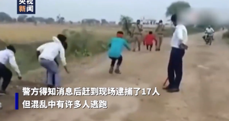 印度中央邦賓德地區的烏馬里村竟有人無視防疫規定，舉辦500人大型婚禮，遭警方罰青蛙跳。 圖 : 翻攝自央視新聞