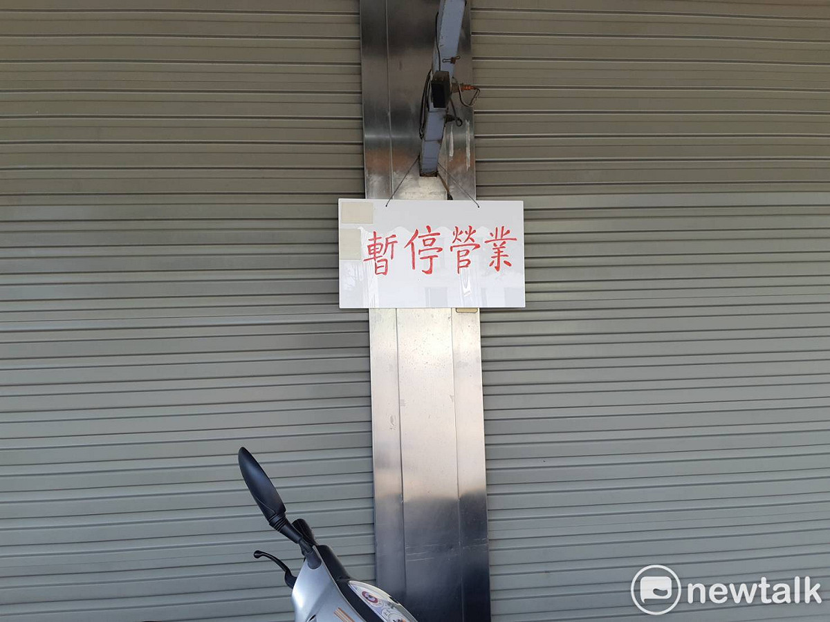 嘉義市興加臭豆腐因有確診者足跡，已公告即日起停業一個月。 圖：蔡坤龍/攝