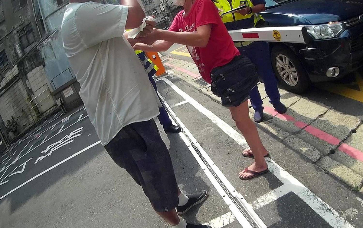 無罩男不僅不配合警方勸導，其母前來勸導，甚至央求柳小隊長等網開一面，但男子仍不聽勸。 圖:台北市保安警察大隊提供