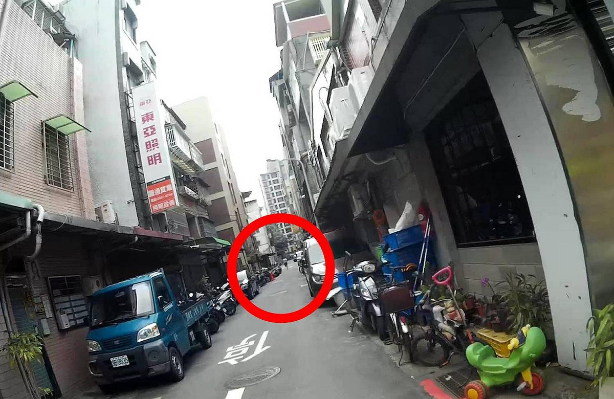 無罩男看到警察後，竟神色慌張拔腿狂奔。 圖:台北市保安警察大隊提供