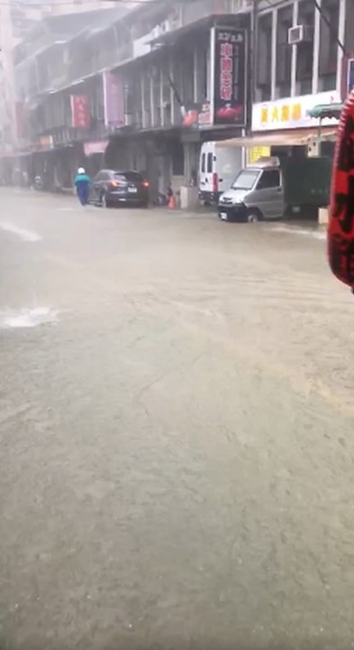 汐止區目前是淹水一級警戒，稍早有民眾拍下實際淹水情形。 圖：翻攝自汐止集團／臉書