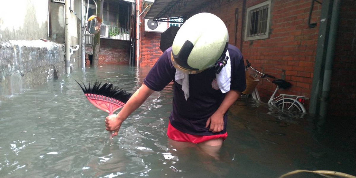 內湖區東湖路58巷因午後大雷雨出現積淹水狀況。 圖:台北市政府水利處提供