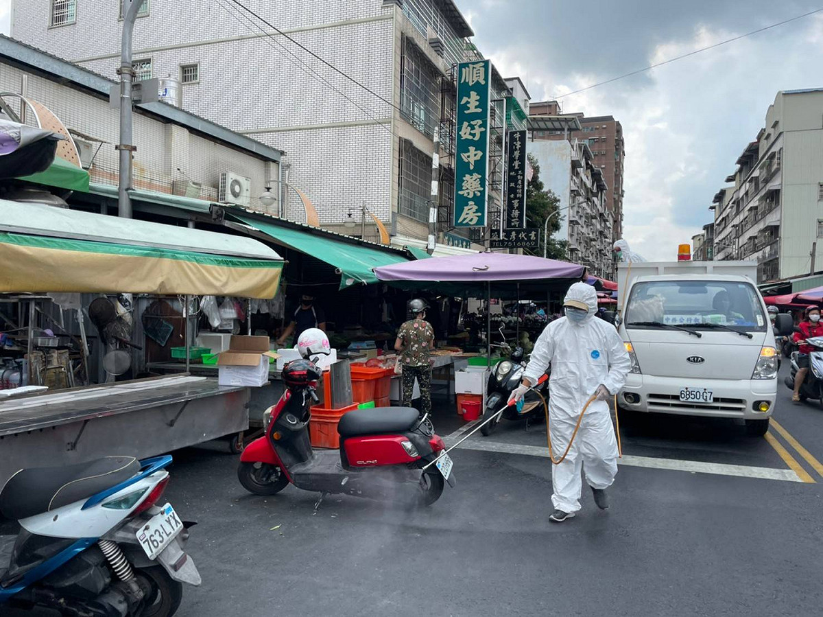 屏東縣府對確診者足跡點進行消毒作業。 圖：屏東縣政府/提供
