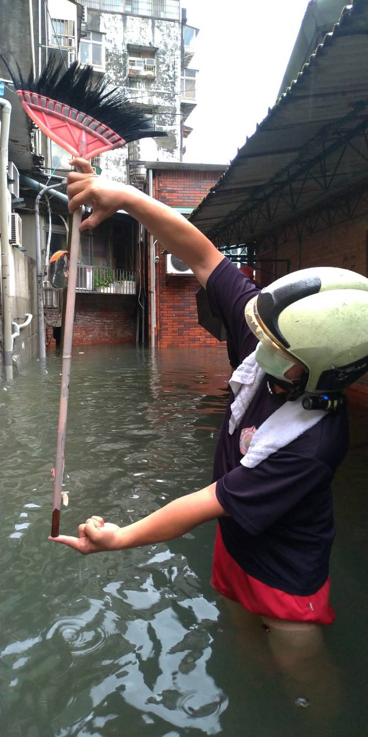午後強降雨，內湖區東湖路58巷淹水一度超過30公分。 台北市政府水利處提供