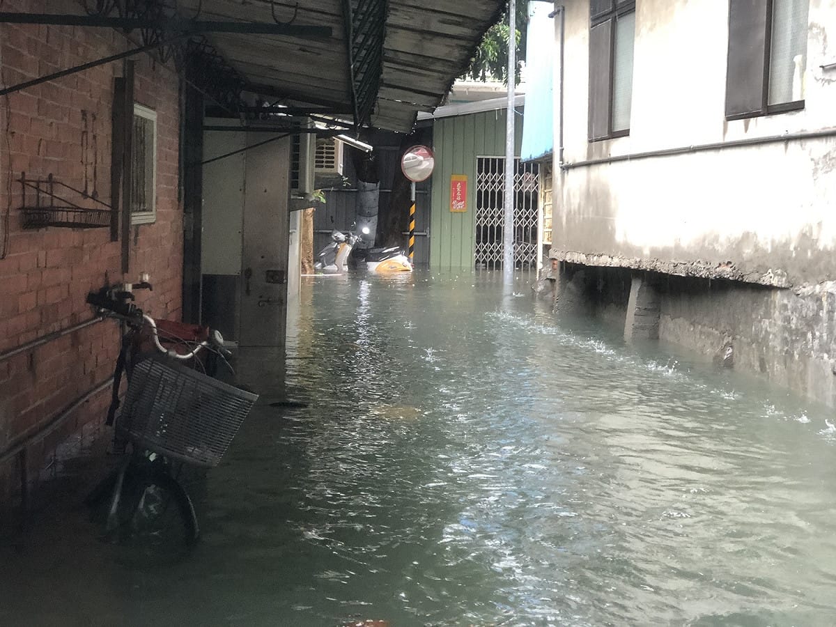 午後強降雨，內湖區東湖路58巷淹水一度超過30公分。 台北市政府水利處提供