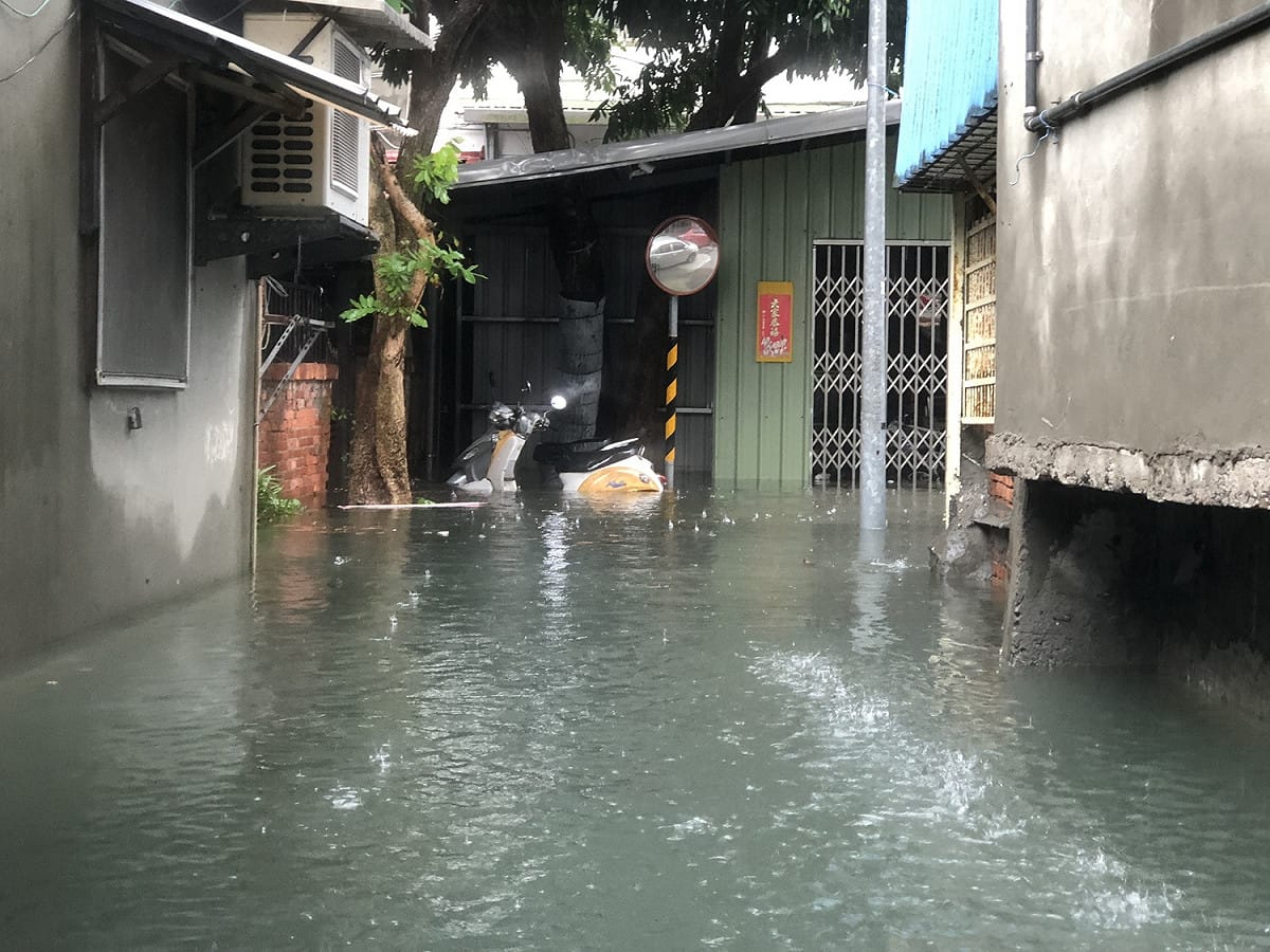午後強降雨，內湖區東湖路58巷淹水一度超過30公分。 台北市政府水利處提供