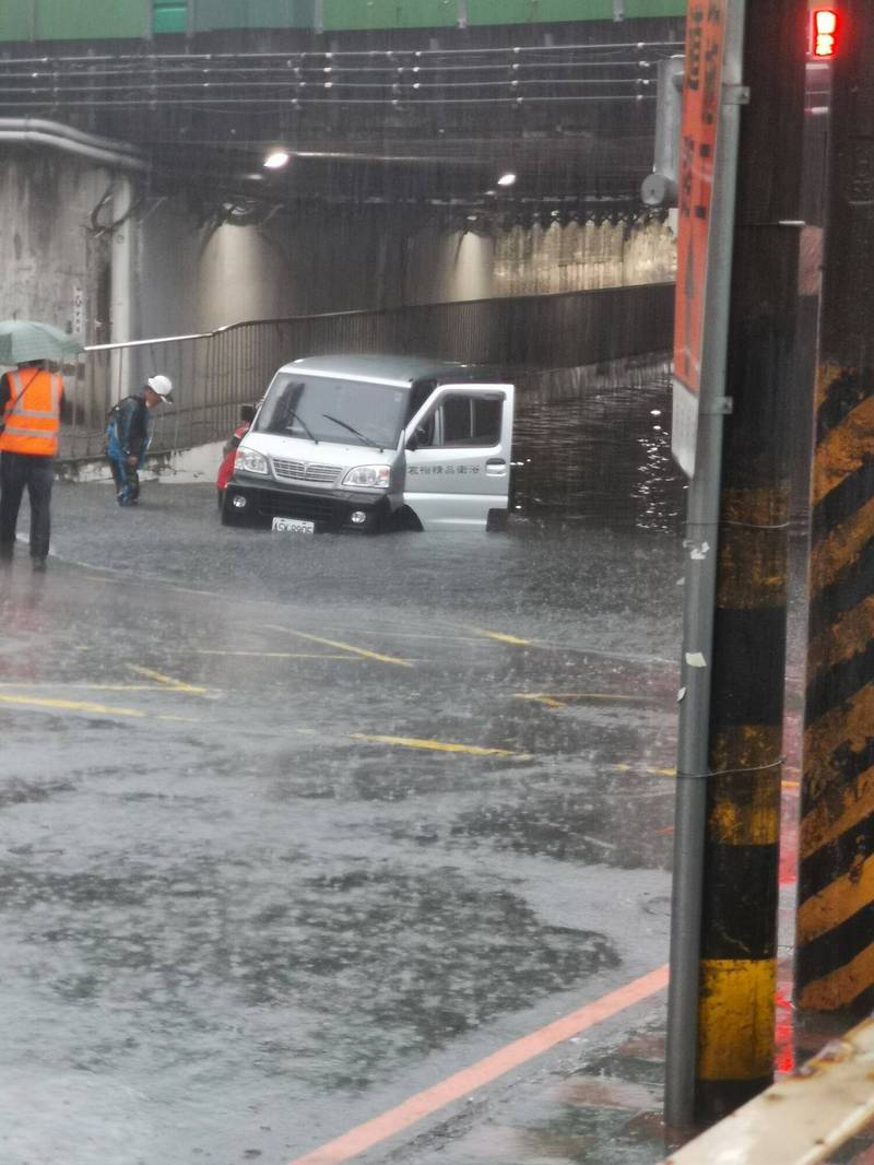 新北市汐止中興路穿越高速公路下的涵洞，因瞬間豪大雨，出現短暫淹水，小貨車不慎拋錨。 圖：翻攝汐止集團臉書