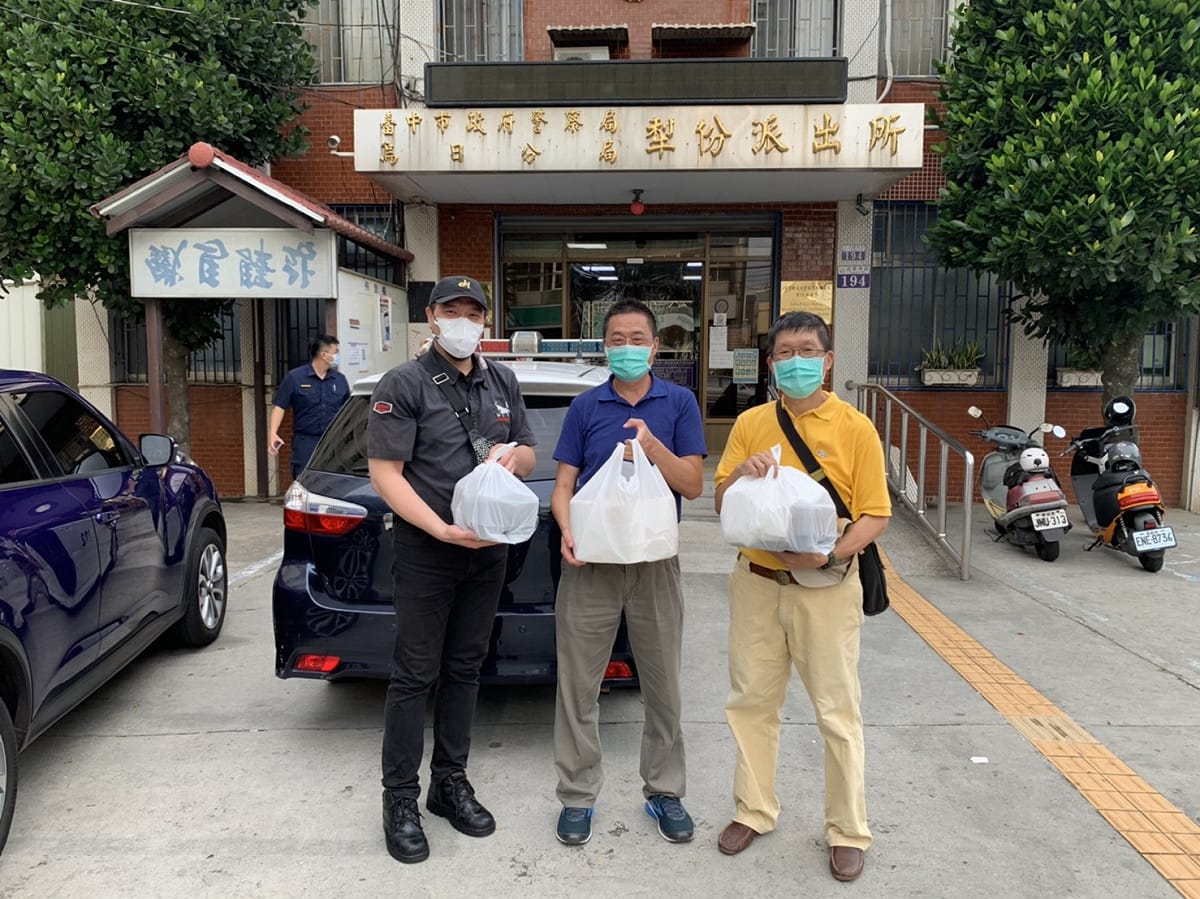 東海藝術街商圈同業自發性發起慰勞員警活動，今（24）日下午將16份牛排便當、雞腿排便當及炸牛排便當送到轄區犁份派出所，感謝員警對商圈週邊交通、治安的協助。 東海藝術街商圈/提供