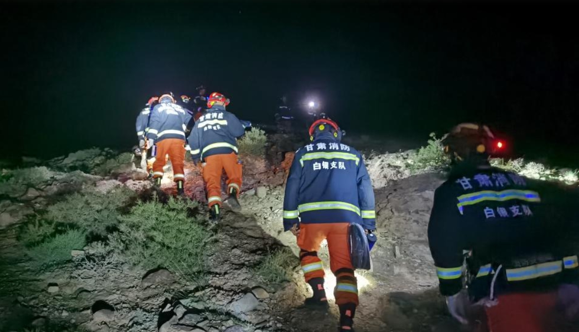 甘肅省白銀市景泰縣在22日舉辦黃河石林山地馬拉松百公里越野賽，沒想到遇到極端天氣，導致21人死亡、8人輕傷。搜救人員連夜搜索倖存者。 圖 : 翻攝自新華社