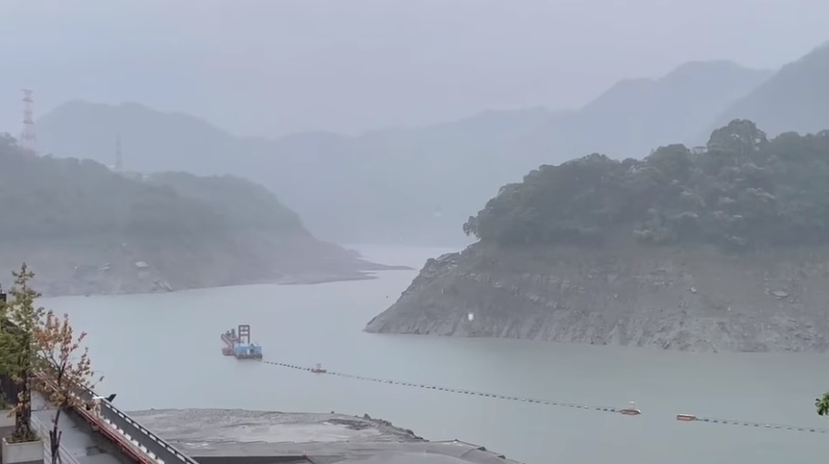 石門水庫集水區因下午的午後大雷雨，有些許進帳。 圖：翻攝自蔡英文臉書