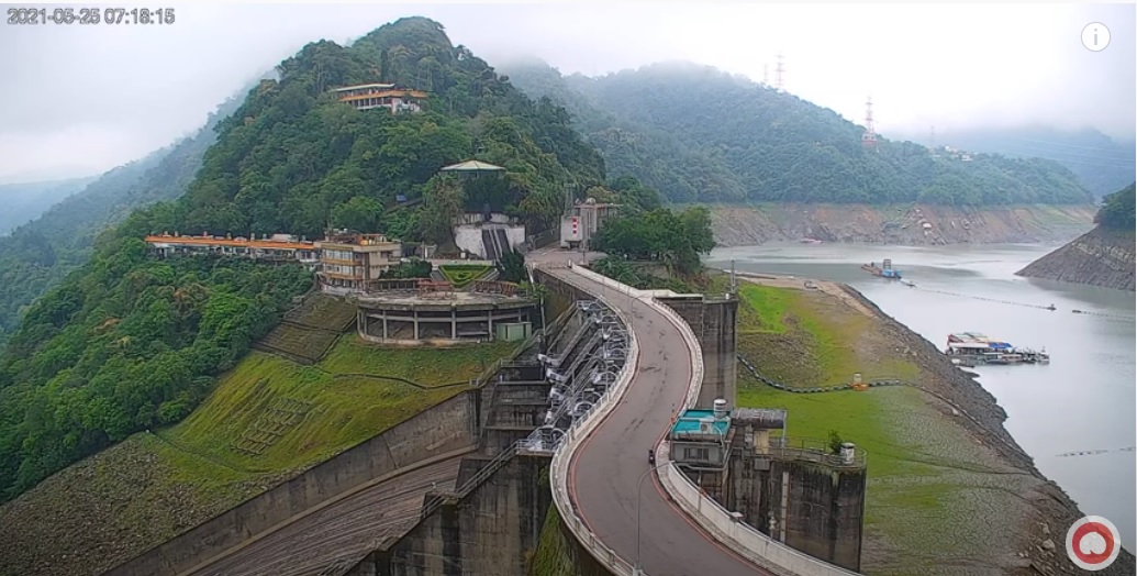 供應新北市部分地區、桃園市與新竹用水的石門水庫在下過大雨後，雖然今天上午7時雨勢稍歇，仍然雲霧繚繞，有機會再降雨。 圖：翻攝自YouTube/石門水庫即時影像