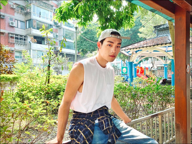新人演員「牧森」在《聽不見的距離》首挑大梁擔任男主角。 圖：周子娛樂提供