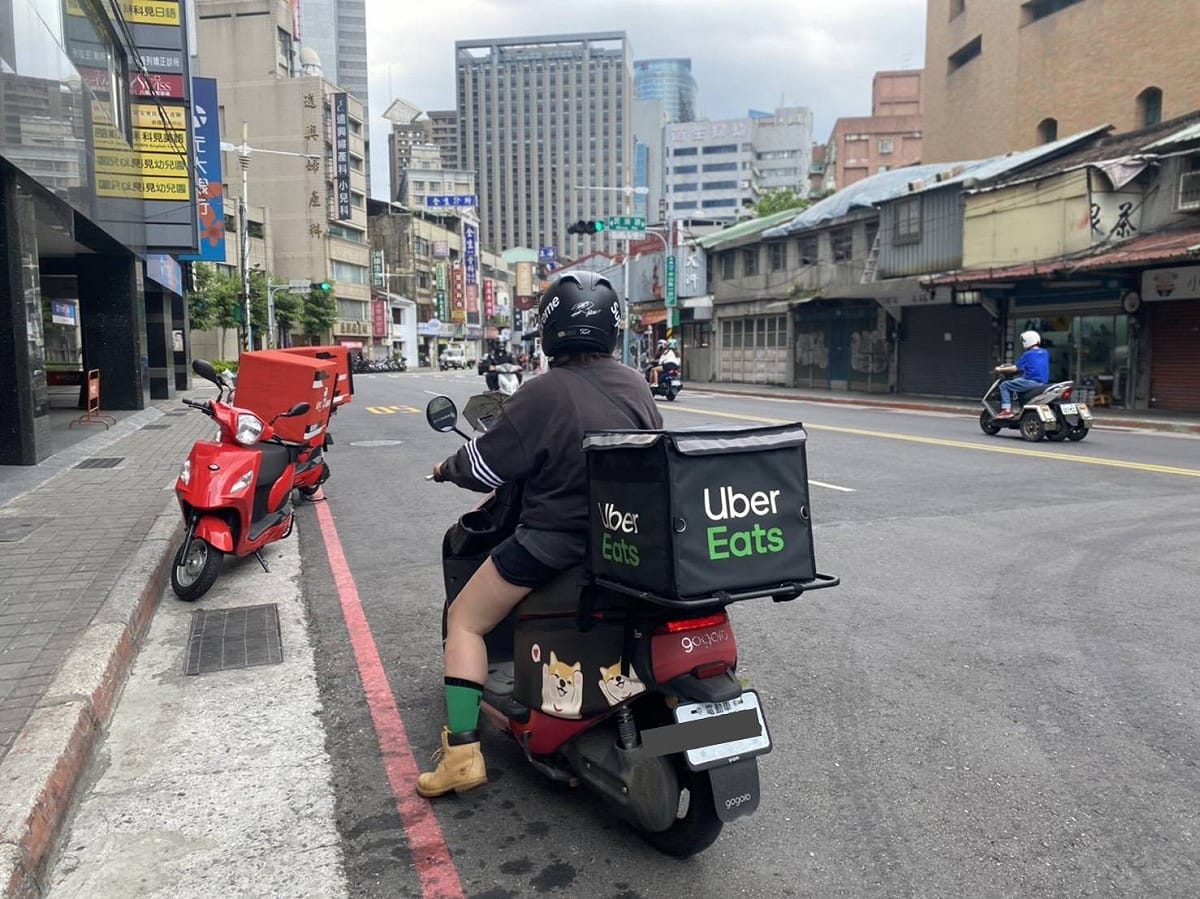 外送員將餐點送達後，請消費者儘量在一樓取餐，保持通風與安全距離。 圖：新北市勞工局提供