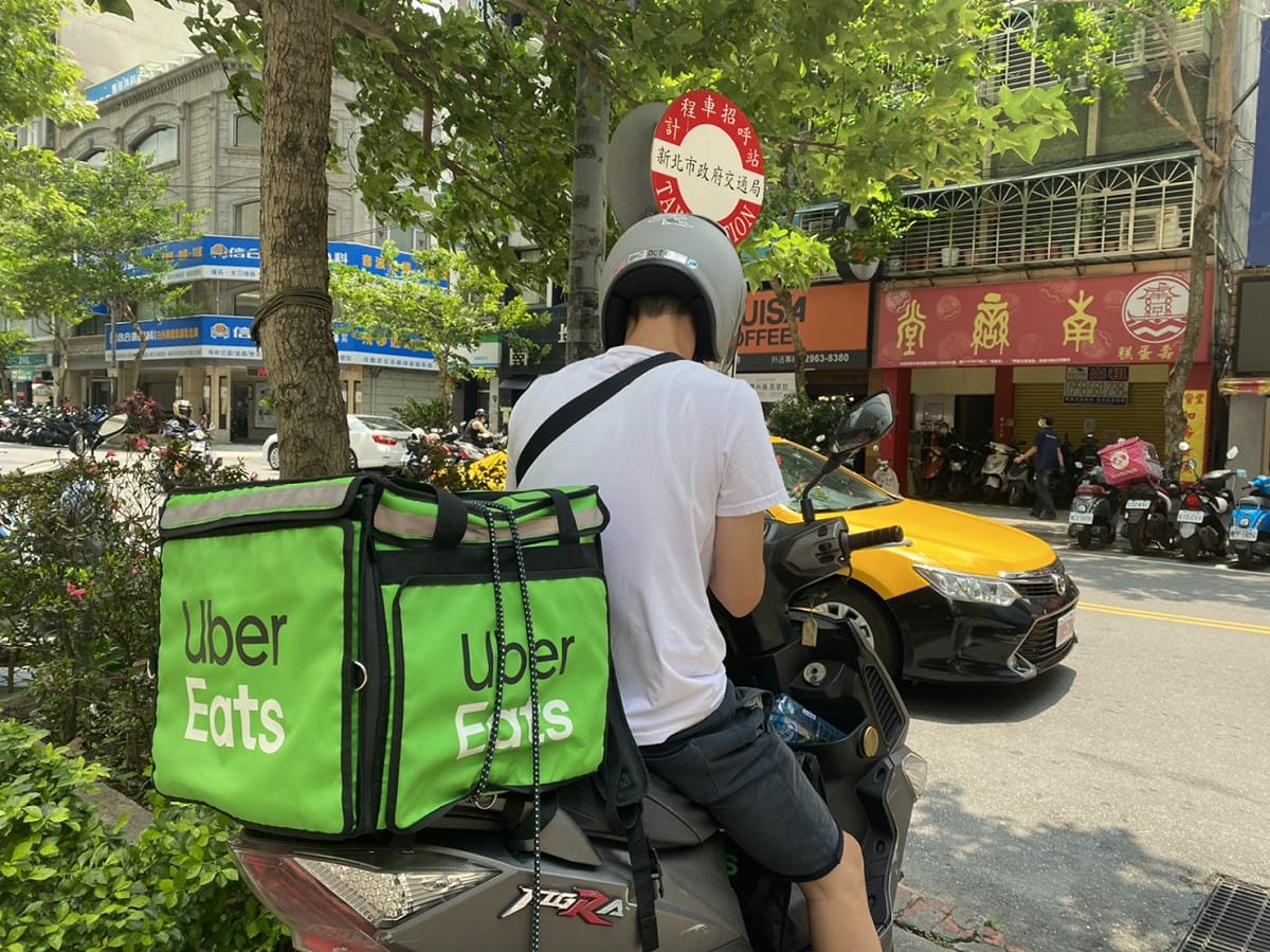 新北勞工局呼籲外送平台業者落實零接觸送餐 保障外送員健康 圖：新北市勞工局提供(資料照)