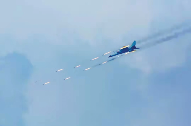 中國官媒近日釋出消息，指解放軍機在南海演練過程中包括實彈發射以及所謂的「精準打擊」。 圖：翻攝自環球網