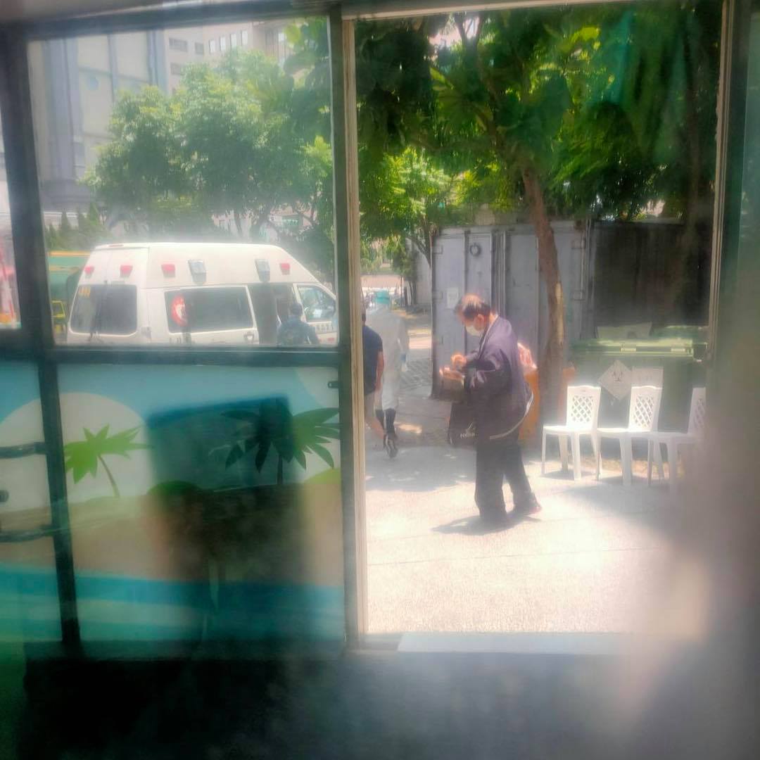 蔡壁如表示，這幾天在和平醫院快篩站工作，每天面對的是一個又一個焦慮不安的民眾。 圖：翻攝蔡壁如臉書