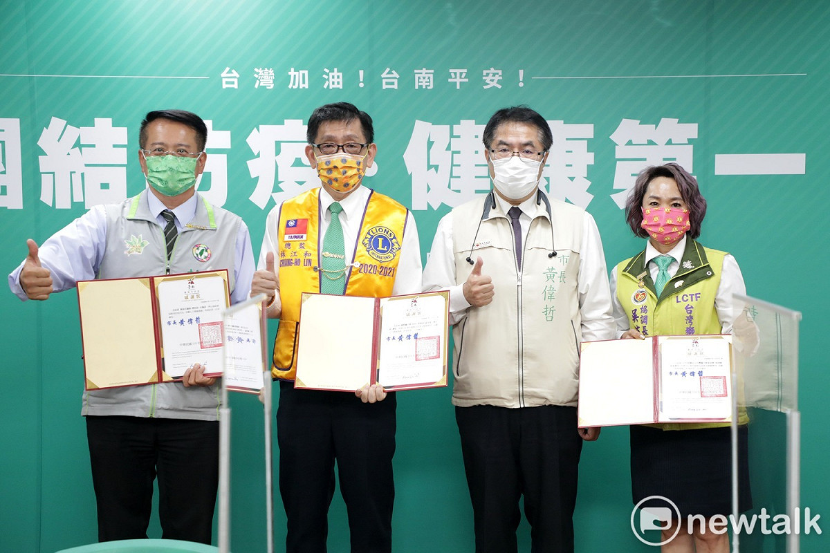 「國際獅子會300-D1(雲嘉南)區」與「台灣獅子會基金會」在台南市議員蔡旺詮的牽線下，購置總價200萬元的快篩劑及歐式帳篷，捐給台南市政府防疫使用，台南市長黃偉哲代表受贈。 圖：黃博郎／攝