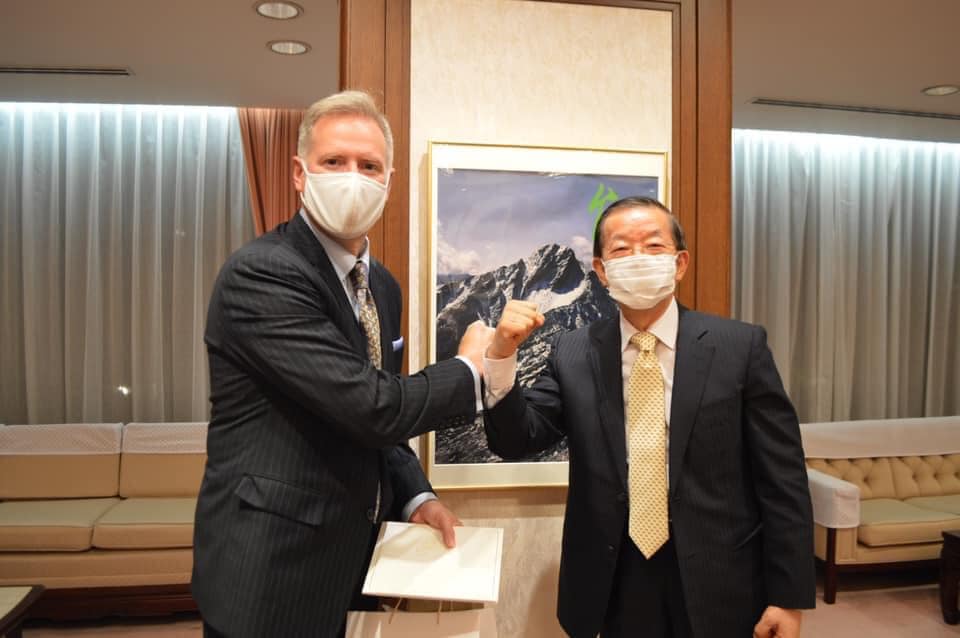 駐日代表謝長廷今天(25日)透過臉書發文，指前一天晚邀請美國駐日本大使館代辦Joseph Young及日方政要友人，在職務官舍餐敘，就區域和平繁榮等問題交換意見。 圖：翻攝謝長廷臉書