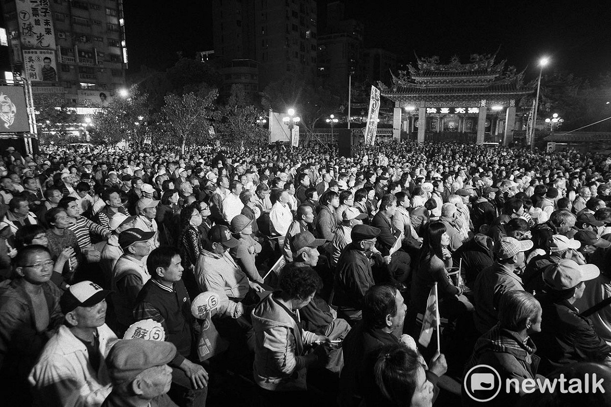 數千位民眾在萬華龍山寺前聽民進黨台北市長候選人蘇貞昌的演講。照片攝於2010年，龍山寺前。 圖：張良一/攝