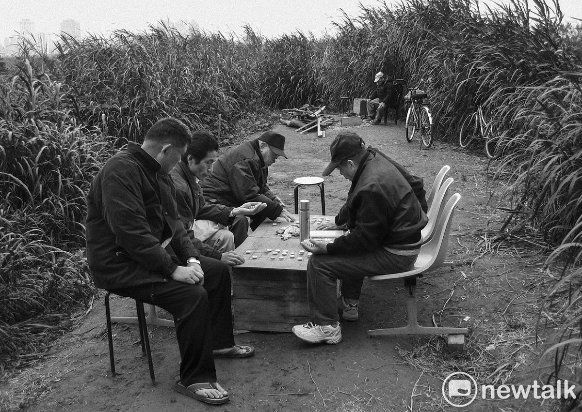 一些民眾在萬華華江橋下下棋。照片攝於2006年，華江橋下。 圖：張良一/攝