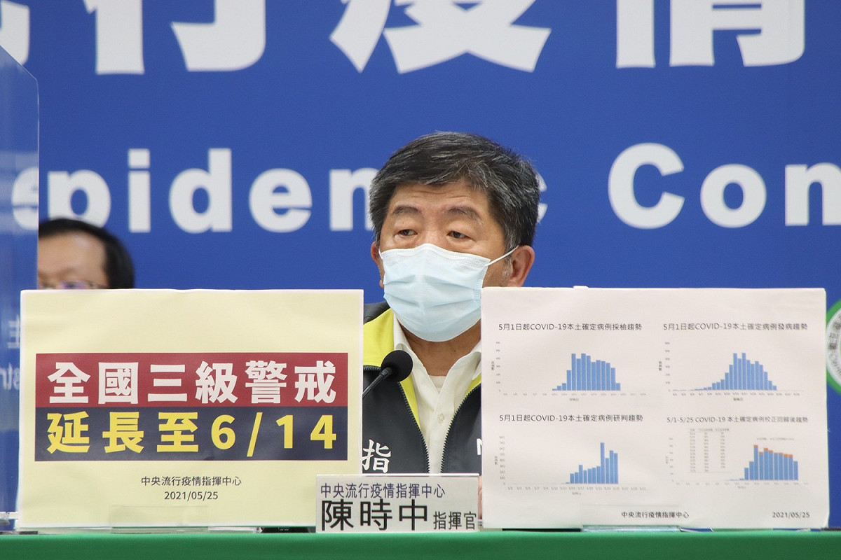 中央流行疫情指揮中心指揮官陳時中今宣布，全國三級警戒延長至6/14， 他同時也宣布八月底前台灣能有一千萬劑的疫苗可供施打。 圖：中央流行疫情指揮中心/提供