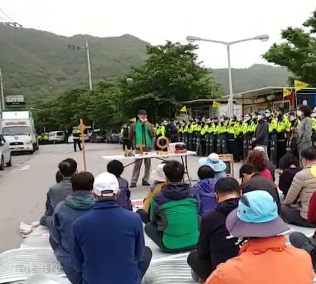 今（25日）天韓國國防部與駐韓美軍，調用17輛卡車運輸薩德（THAAD，終端高空防禦系統）施工建材等物資至慶尚北道星州郡。然而，現場出現反薩德公民、宗教團體約30人靜坐示威。 圖：翻攝自澎湃新聞