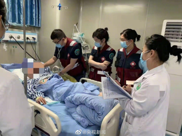 中國四川一處食品工廠昨（24）日下午發生疑操作不慎有害氣體外洩多人中毒事件，事發當時工廠人員正在檢修設備。 圖：翻攝自「央視新聞」微博