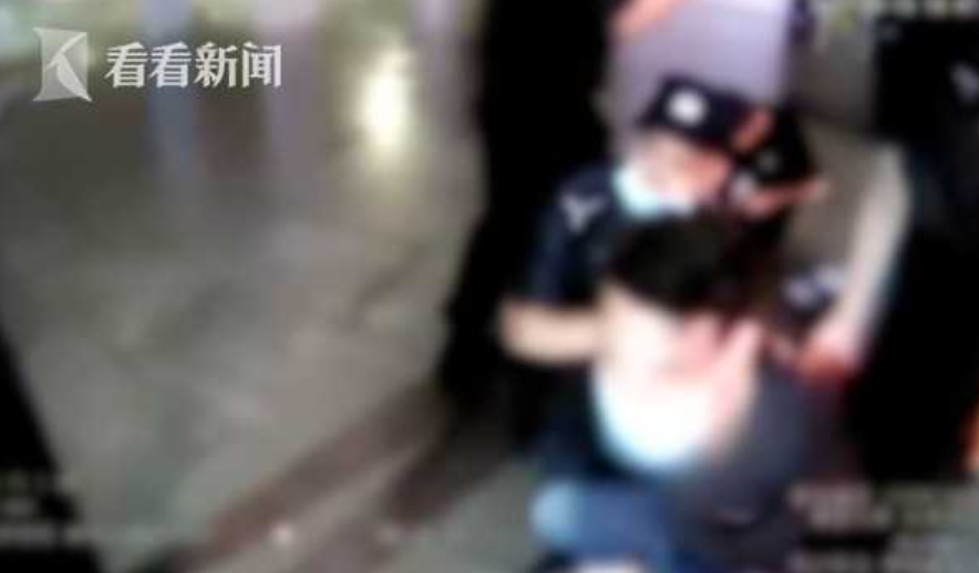 中國一位女子遭到詐騙了22萬人民幣後（約等於新台幣95.8萬），利用網戀將犯人騙回國。 圖：翻攝自看看新闻KNEWS