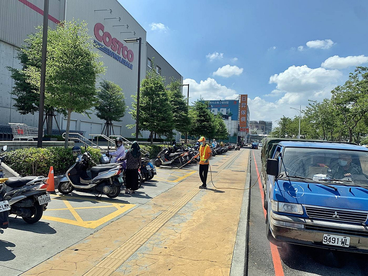 嘉義市政府表示，環境保護局已於24日完成案4173所經足跡之公共區域消毒。 圖：嘉義市政府／提供
