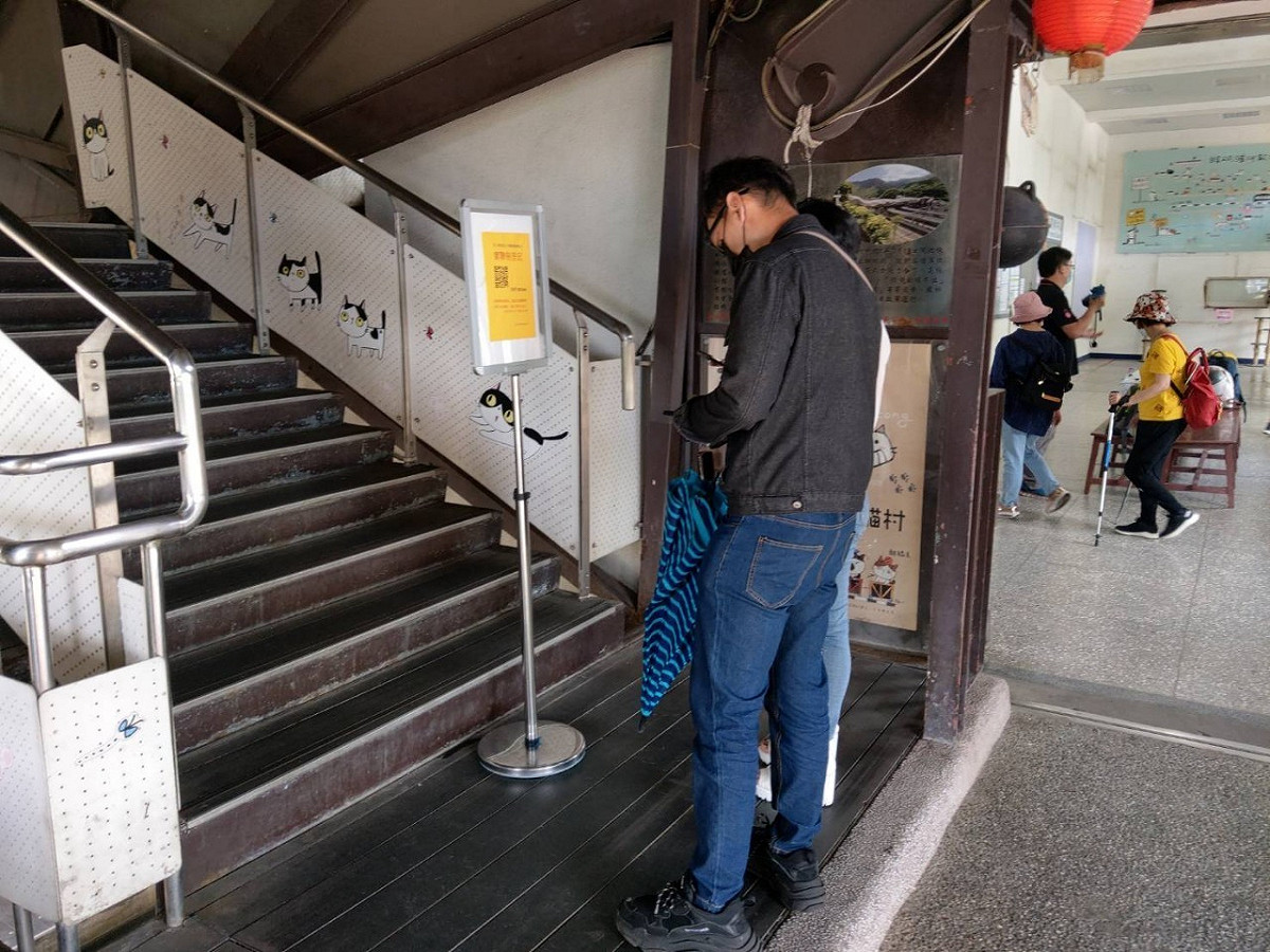 進入貓村人員皆須掃描QRcode實聯制。  圖：新北市動保處提供