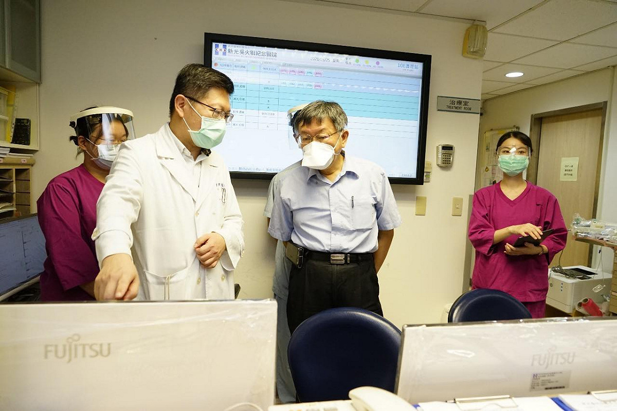 台北市長柯文哲今天到國泰、馬偕、新光醫院視察。 圖：柯文哲臉書