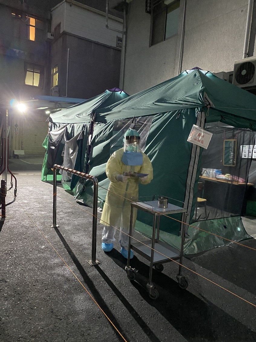 台灣爆發上千起武漢肺炎本土病例，醫護上緊發條，民眾也自動減少外出。 圖：翻攝自衛福部臉書