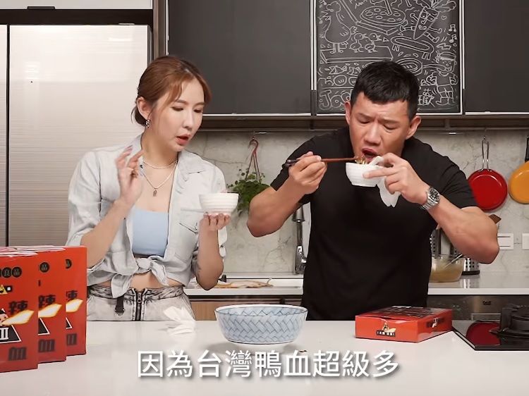 港星杜汶澤（右）找來辣媽Eva賣台灣鴨血到香港，有信心台灣產品出口香港一定發大財。 圖：翻攝自杜汶澤臉書影片