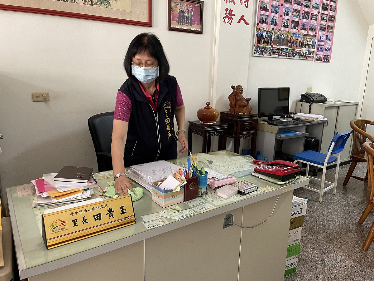 何成里田里長以自製簡易消毒水擦拭里辦公處。 台中市政府環保局/提供
