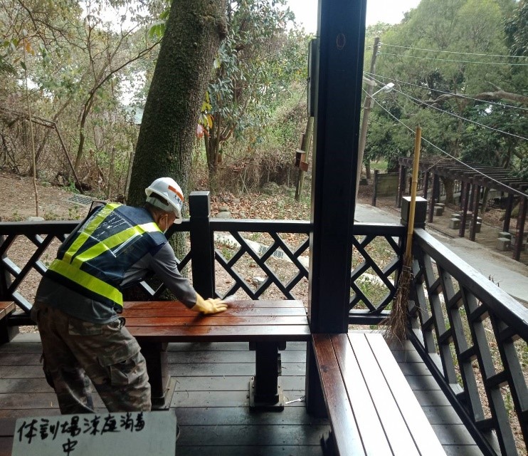 大坑登山步道涼亭消毒。 台中市政府/提供