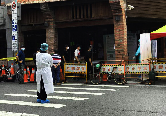國內本土新冠肺炎疫情持續緊繃，而日昨有電子媒體套用最早發生疫情的「重災區」地名，簡稱「萬華病毒」，遭砲轟具有歧視意味。 圖：善耕365公益媒合平台提供