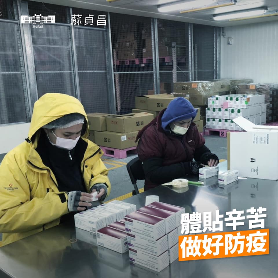 蘇貞昌表示，衛福部同仁在4度低溫倉儲中，辛苦為每一盒檢驗合格的疫苗貼上標籤，完成檢驗封緘。 圖：翻攝自蘇貞昌臉書
