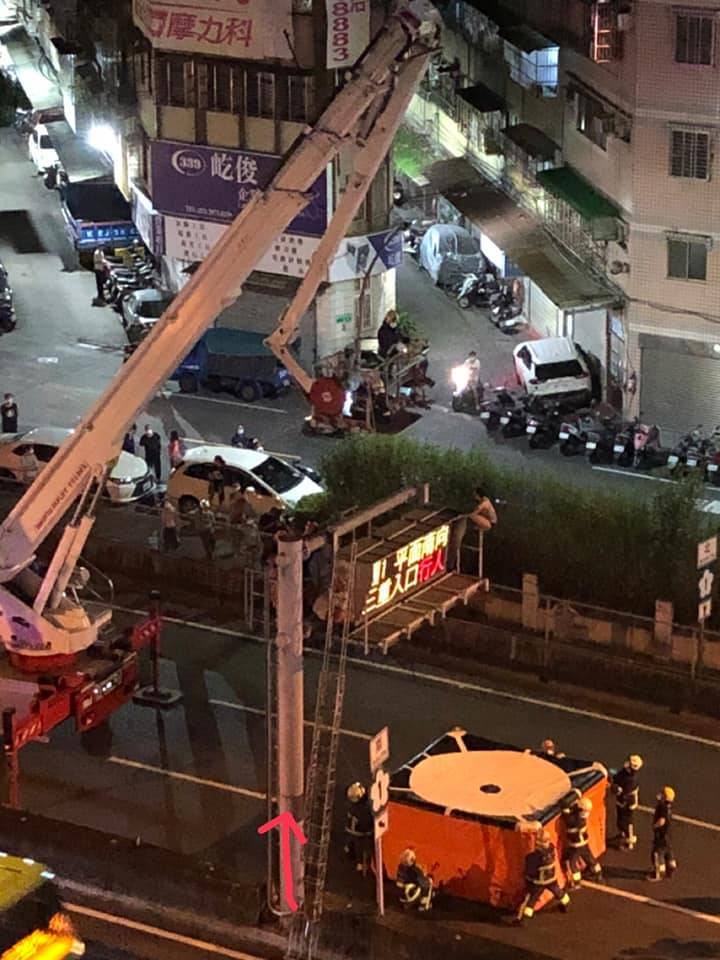 警消在下方布置氣墊，以防女子墜落，救了女子一命。 圖：翻攝爆料公社
