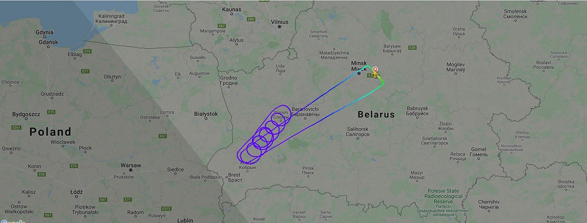 根據航班追蹤網站「Flightradar 24」的軌跡圖，白俄羅斯班機在空中不停繞圈，繞成九連環，最後回到原點明斯克。 圖：翻攝自Flightradar 24