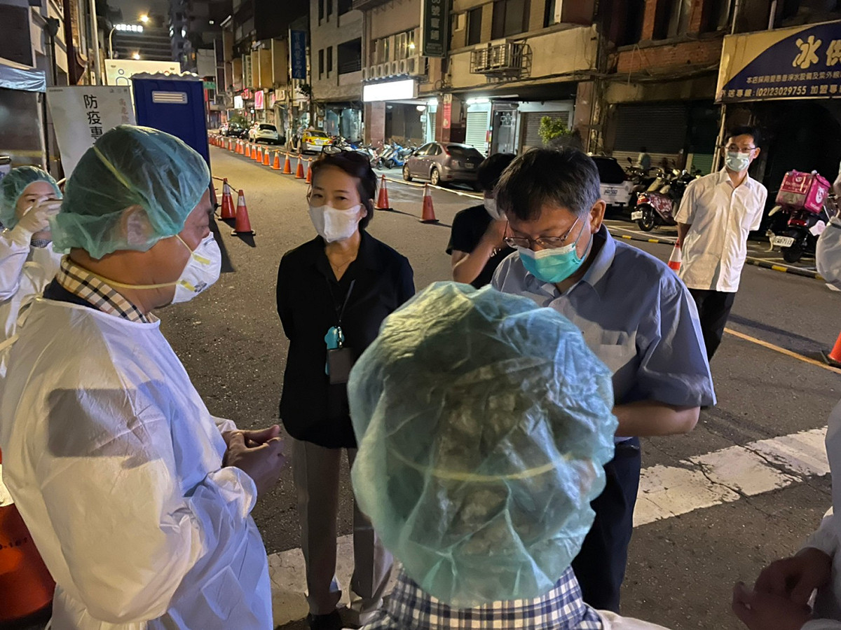 台北市長柯文哲、副市長黃珊珊前往第一線視察。 圖：翻攝黃珊珊臉書