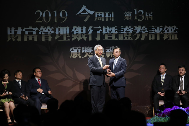 財信傳媒董事長謝金河（立者左）是知名財經專家，擔憂此波武漢肺炎疫情恐怕讓台灣很多產業撐不住。 圖：翻攝自總統府網站